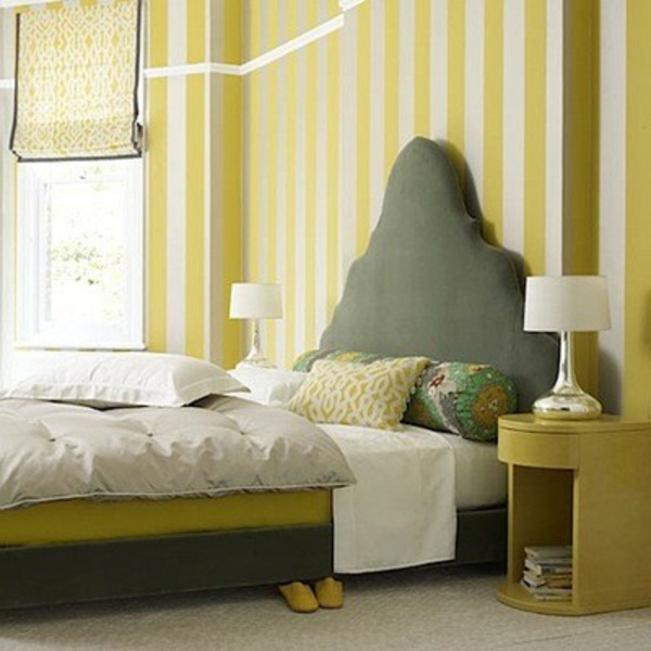 Wand hinter Bettkopfteil bett gelb streifen nachttisch lampe