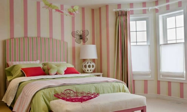 Wand hinter Bettkopfteil bett rosa streifen schmetterlinge grün