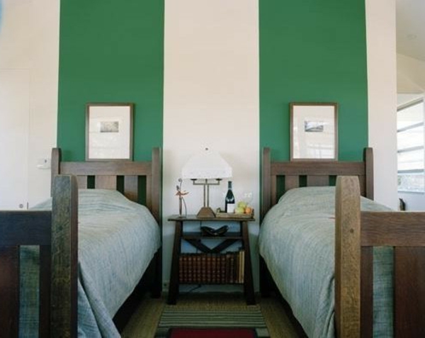 Wand hinter dem Bettkopfteil bett grün nachttisch