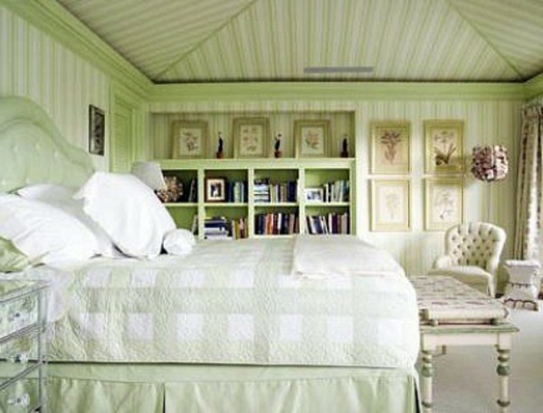 Wand hinter  Bettkopfteil bett regale sofa grün buch