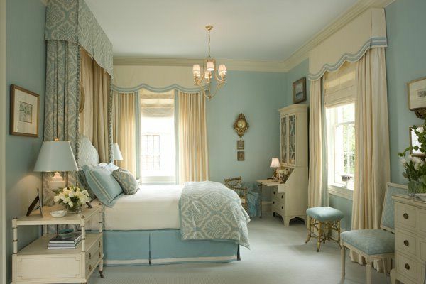 Wunderbare Kombination von Graublau und Beige im Interior schlafzimmer bett hocker lampe