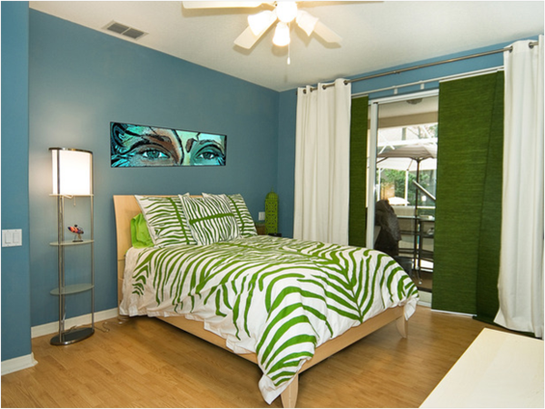 atemberaubendes Mädchenzimmer blau grün bett lampe