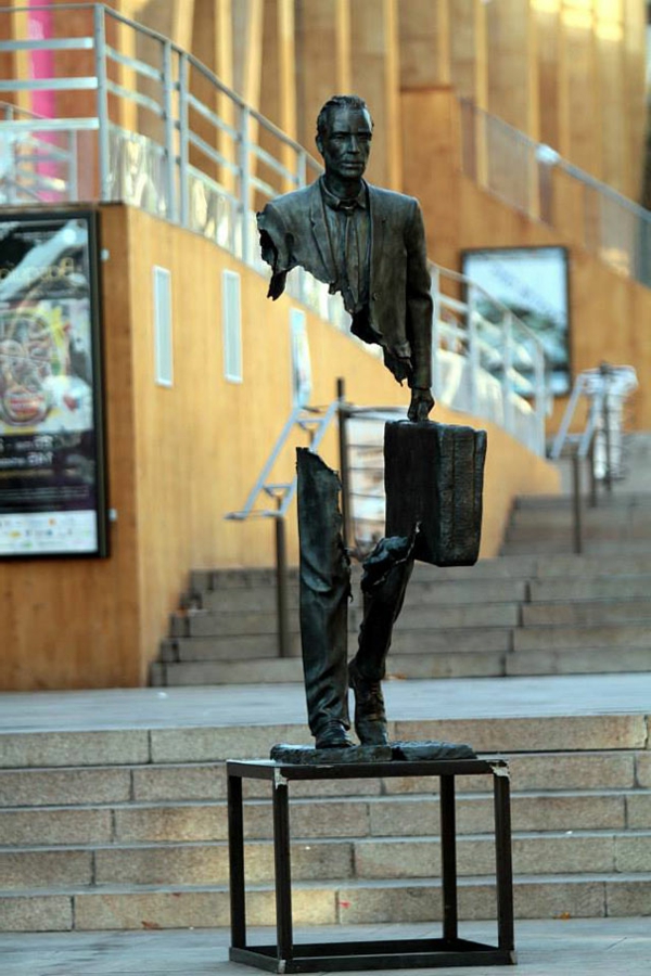 bronzen Skulpturen koffer mann arbeiter