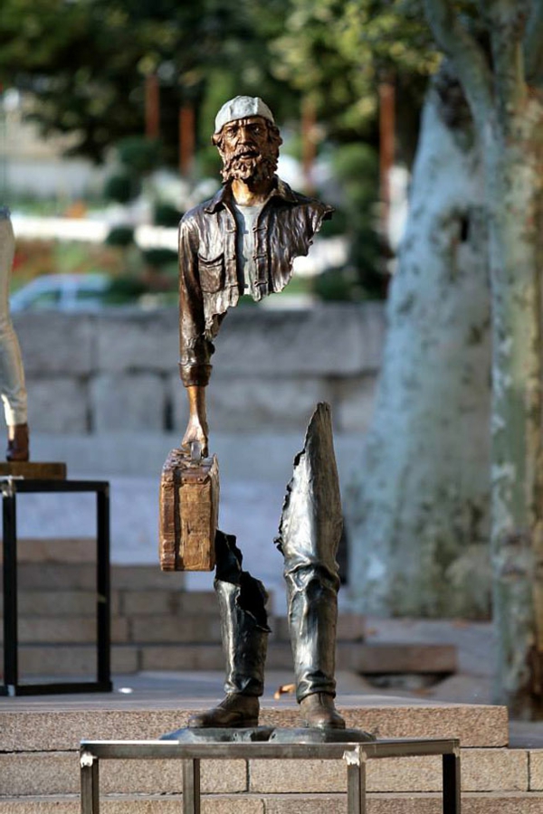 bronzenen Skulpturen arbeiter koffer