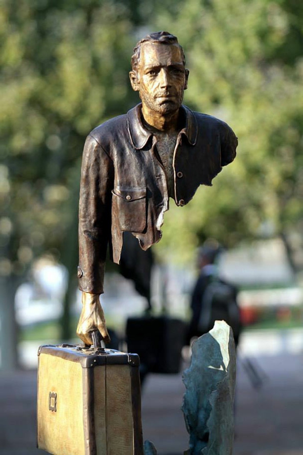 bronzen Skulpturen koffer arbeiter