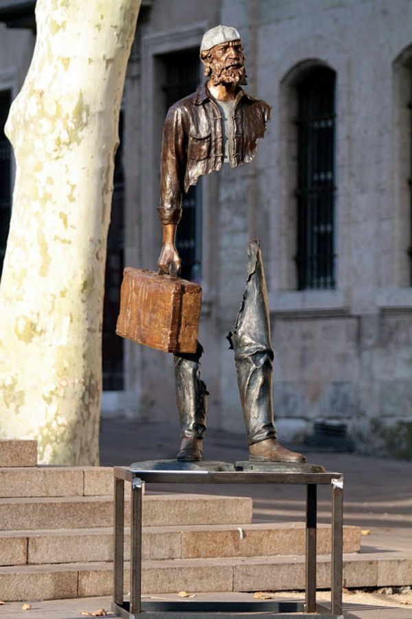 bronzen Skulpturen mann koffer