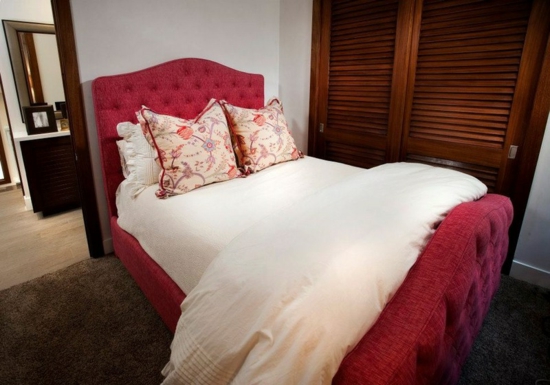 ideen fürs schlafzimmer bett kopfteil rot polsterbett