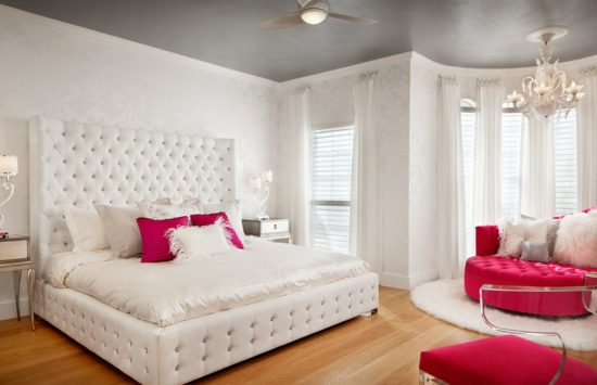 ideen fürs schlafzimmer bett kopfteiln weiß pink dekokissen