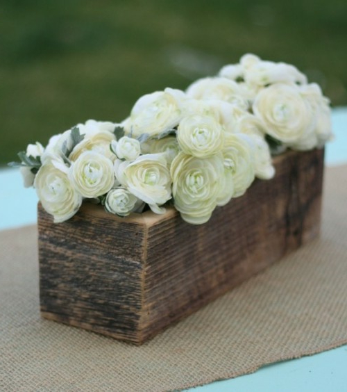 kreative ideen zum selbermachen baumstumpf vase weiße rosen
