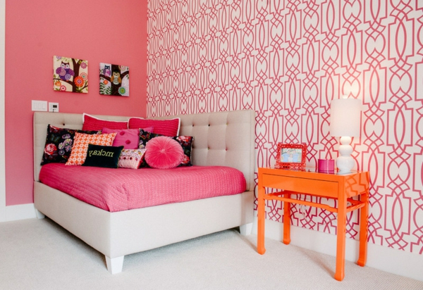 wunderschöne Schlafzimmer Rosa wandverkleidung bett nachttisch orange