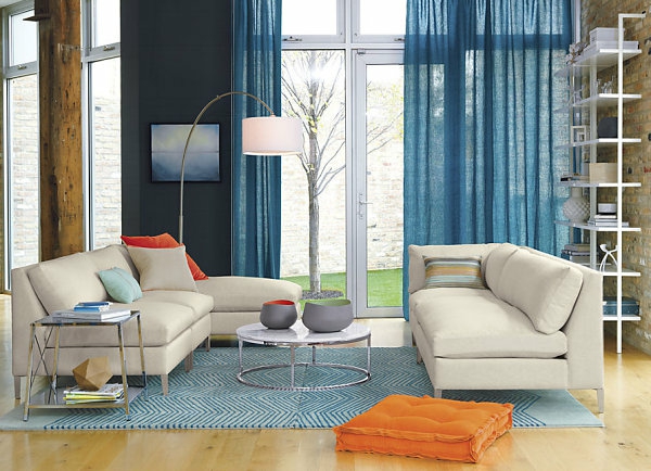 Farbenreich Interiors couch tisch lampe regale