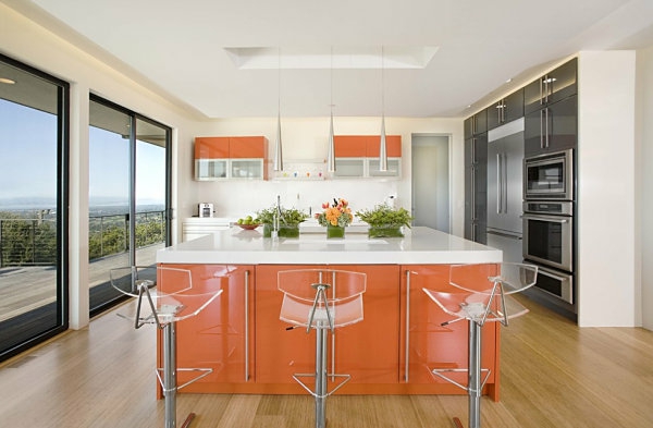 Farbenreich Interiors kücheninsel barhocker