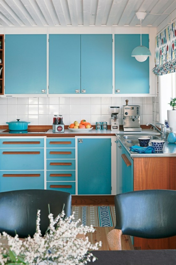 Retro Küche blau leuchter schrank
