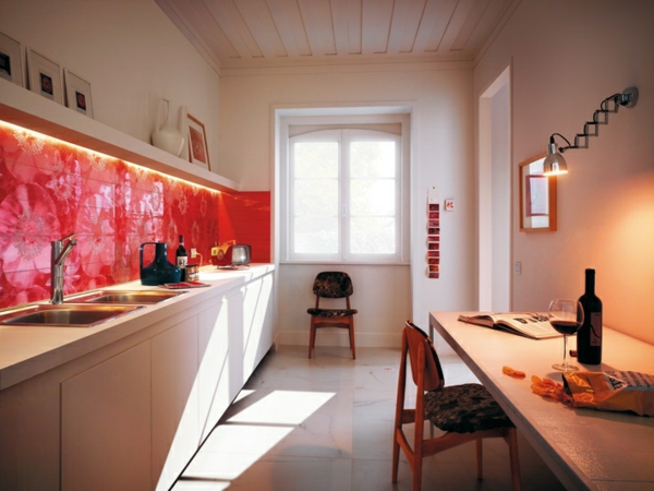 Tolle Küchen Fliesenspiegel rosa rot tisch
