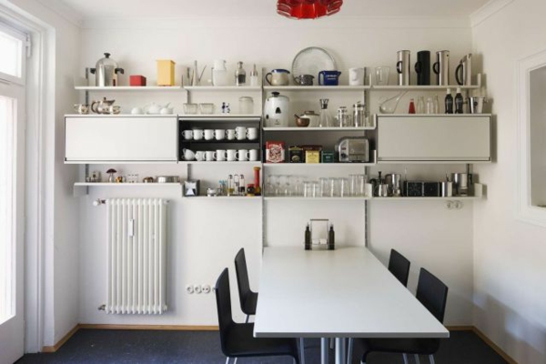 Tolle Küchen Interiors mit offenen Regalen tisch stuhl