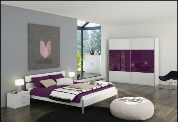 graues Schlafzimmer lila bett