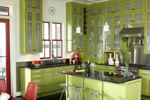 grüne Küche tropischem Stil leuchter kücheninsel barhocker kochherd