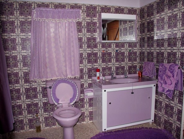 lila badezimmer toilette wandverkleidung waschbecken