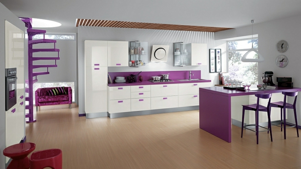 Elegante Küche lila tisch