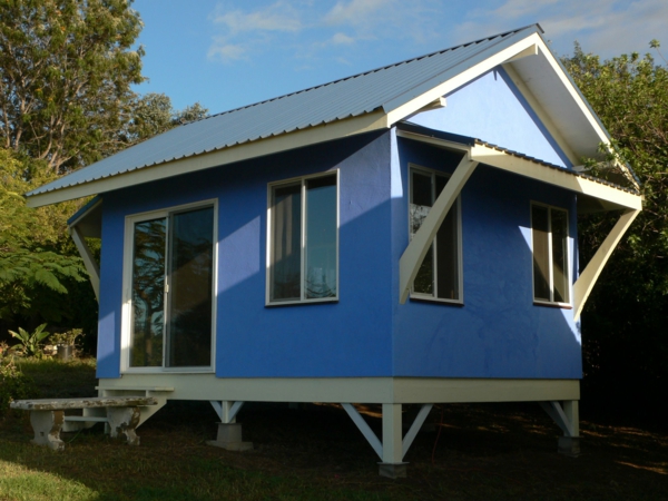 holzbungalow fertighaus in blau