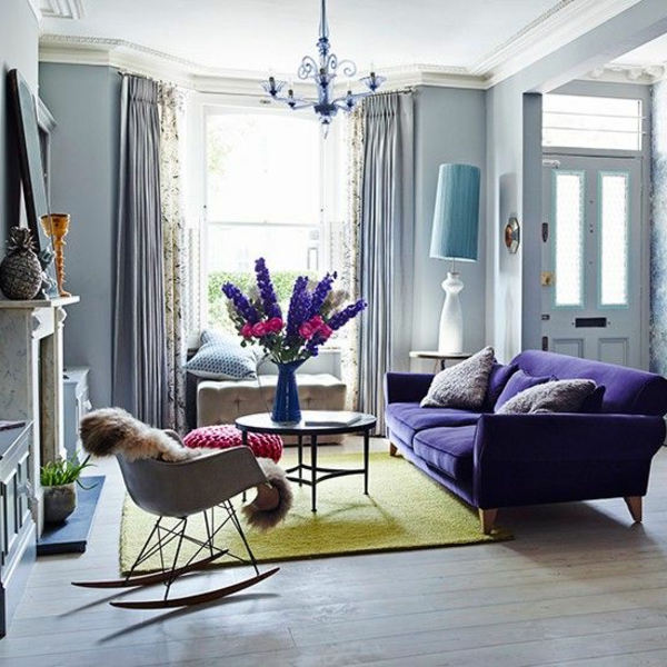 farbbeispiele wohnzimmer lilas sofa grüner teppich
