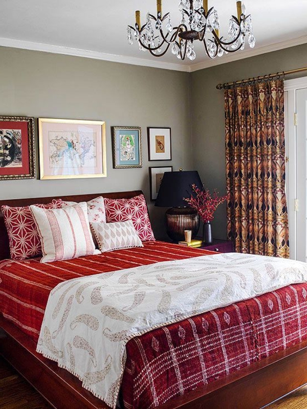 schlafzimmer mit roten interieurelementen