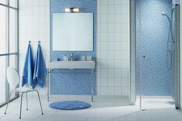 badezimmer fliesen mit blaue mozaik