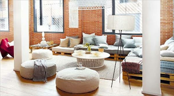 sofa aus paletten im wohnzimmer in kombination mit anderen sitzgelegenheiten