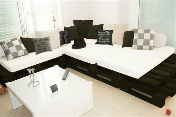 sofa aus paletten weiße matratze weiße und dunkelfarbige dekokissen
