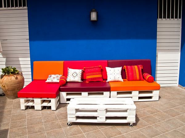 toles sofa aus paletten farbige matratzen und dekokissen