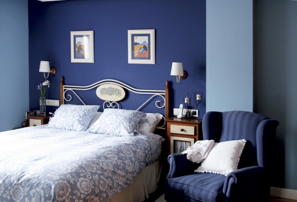 Wandfarbe bilderrahmen Taubenblau schlafzimmerwand symmetrie