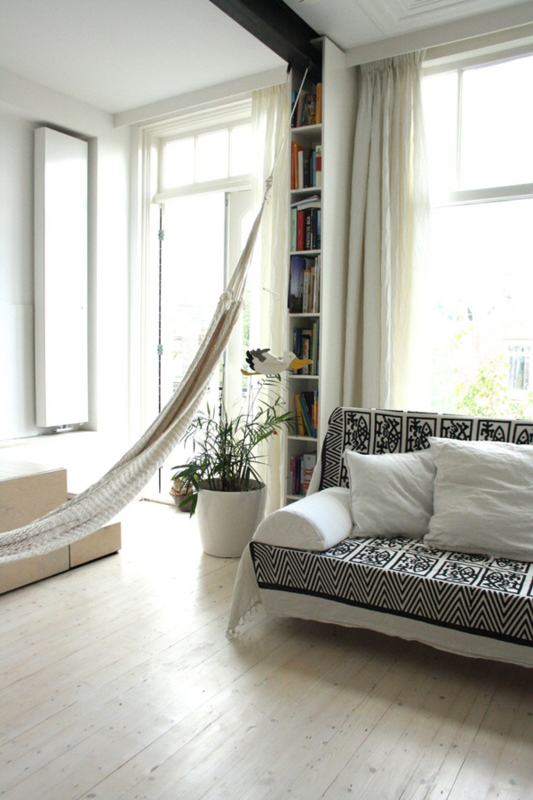 innendesign ideen haengematte sofa entspannungsecke holzboden