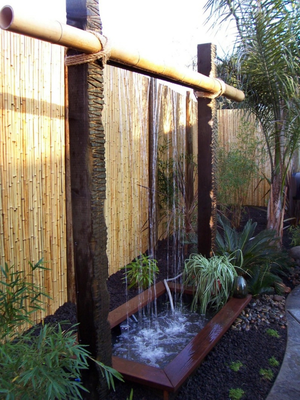 bambuszaun und baumbusmöbel für den garten