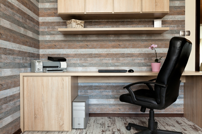 home-office-moderne-büromöbel-büroausstattung-chefsessel-leder-schwarz-wandregale-büromöbel