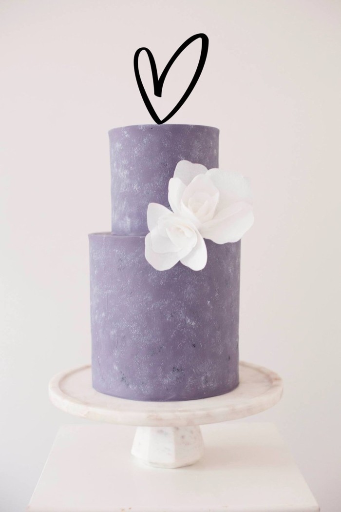 schlichte torte in lila