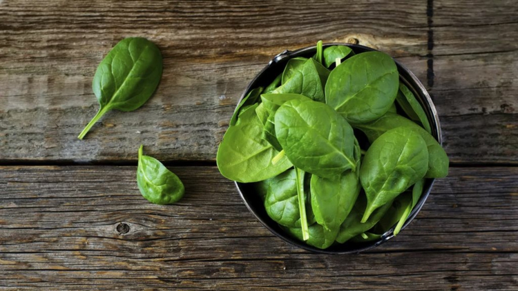 Superfoods gesunde Ernährung Spinat Salat