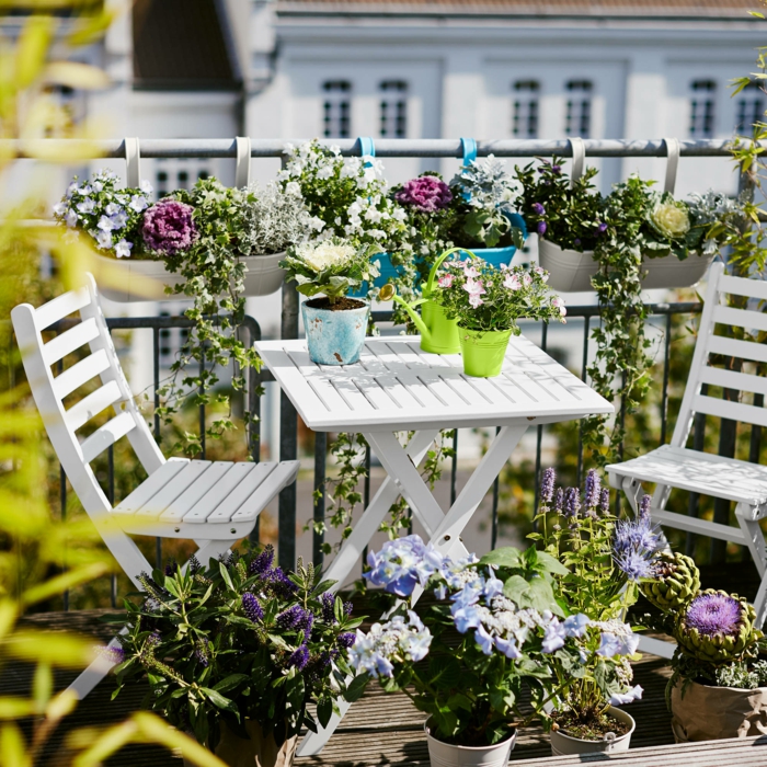 balkongestaltung ideen balkonpflanzen klappstühle tisch