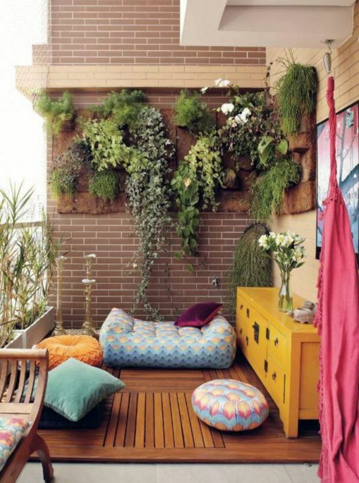balkongestaltung ideen kleiner balkon einrichten vertikales gardening sitzkissen kommode