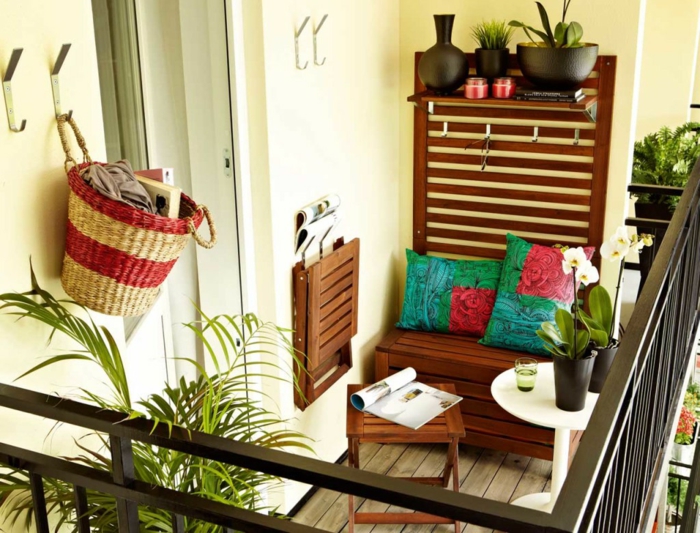 balkongestaltung ideen kleiner balkon klappmöbel hocker holz wandgarderobe