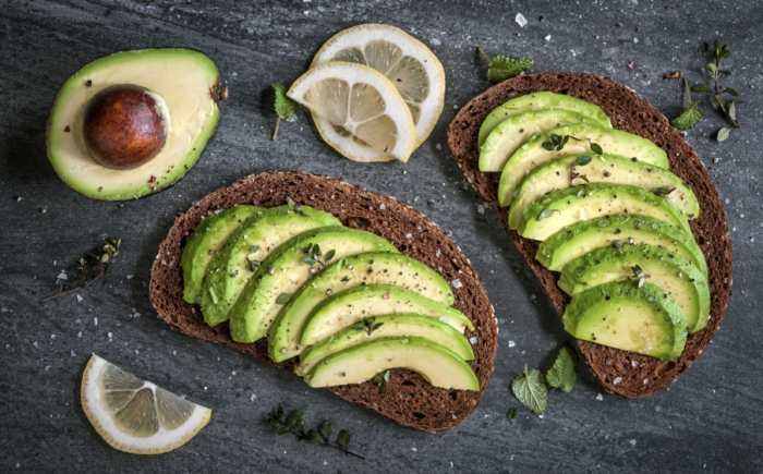 gesunde frühstücksidee avocado essen
