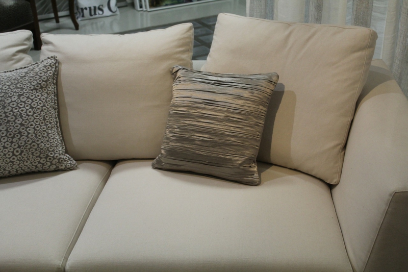 Stoffmöbel-pflegen-Polstermöbel-Stoffe-Textilien-Sofa-beige-Sofa-Kissen