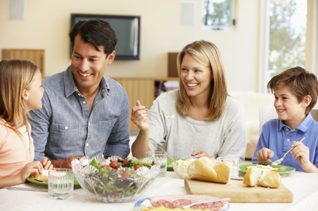 familienleben zusammen essen salat brot