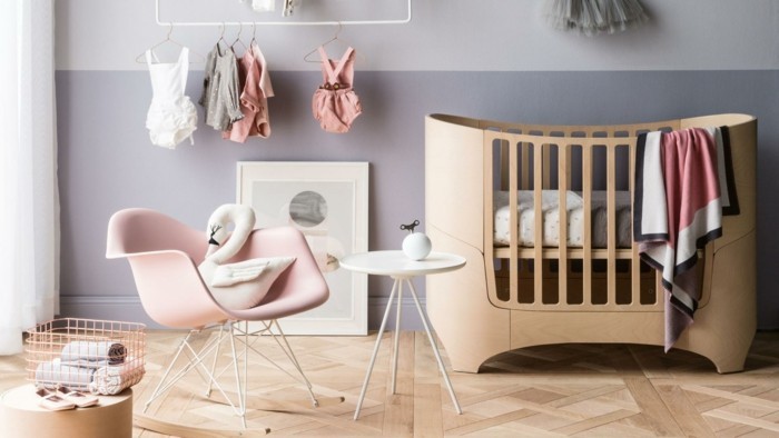 kinderzimmer einrichten babyzimmer holzbett babybett skandinavische möbel beistelltisch babykleider