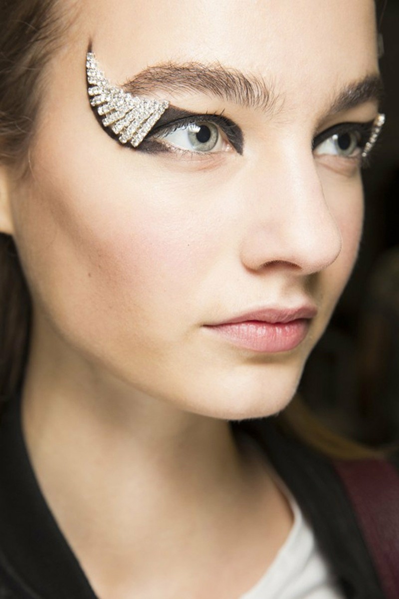 beauty trends wing eyes bei anthony vaccarello