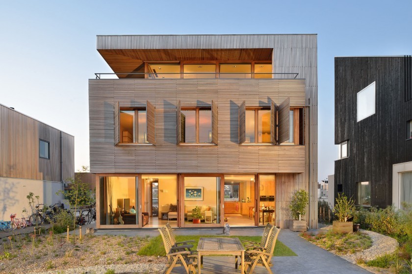 Fassadengestaltung von einem dreigeschössigen Gartenhaus aus Holz
