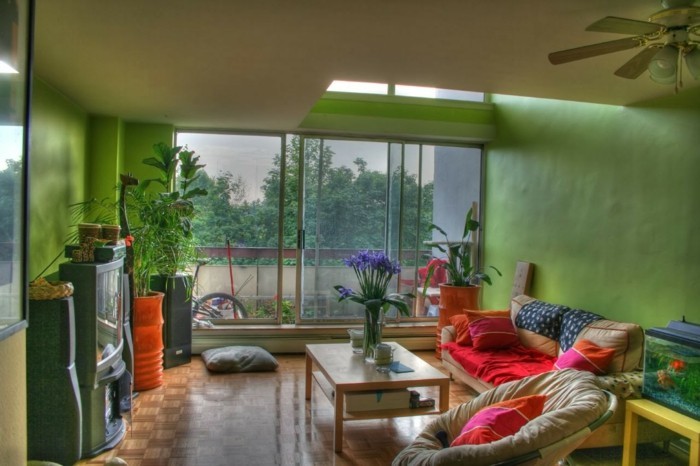 wohnungseinrichtung ideen wohnzimmer gestalten gruene wandfarbe farbige akzente