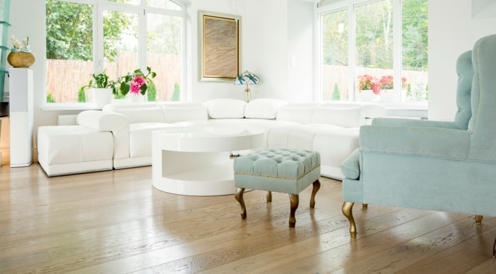 wohnzimmer mit sofa weiß