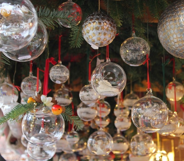 wohnzimmer weihnachtsbaum verzierung glaskugeln