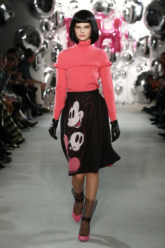 aktuelle modetrends lena hoschek berliner fashionweek mickey maus kleid pink 