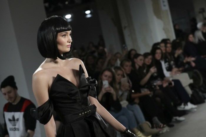 aktuelle modetrends lena hoschek berliner fashionweek schwarzes kleid